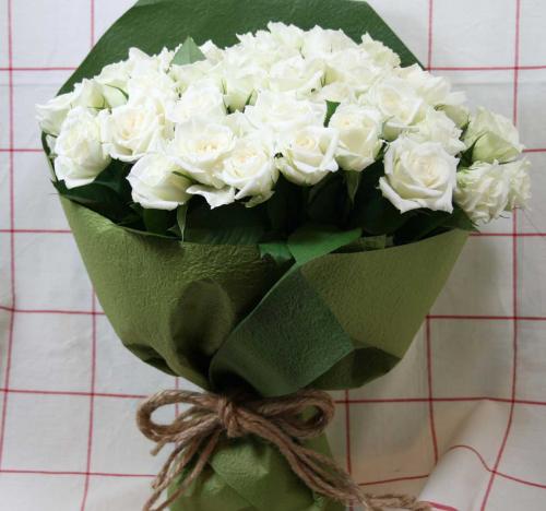 白いバラの花束-50本