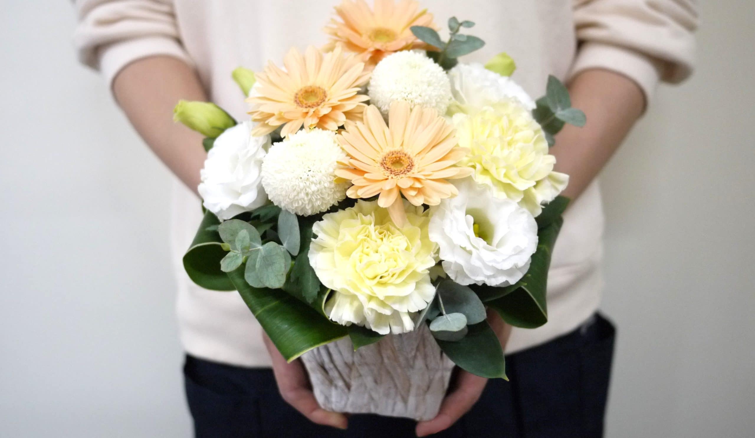 お供えアレンジメントS-淡イエロー系 - 画像 (2)