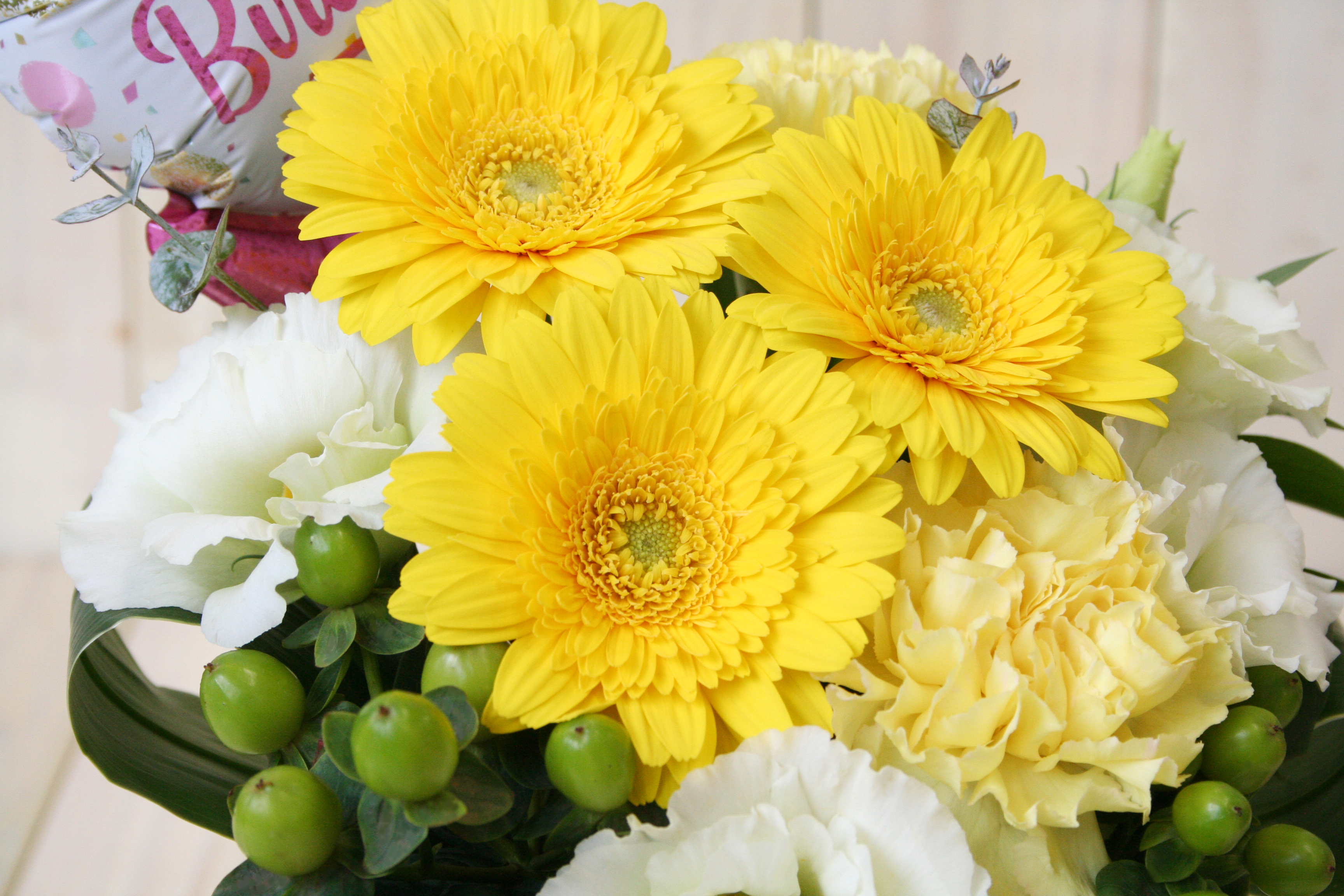 HAPPY BIRTHDAY生花アレンジメント-イエロー系 - 画像 (2)