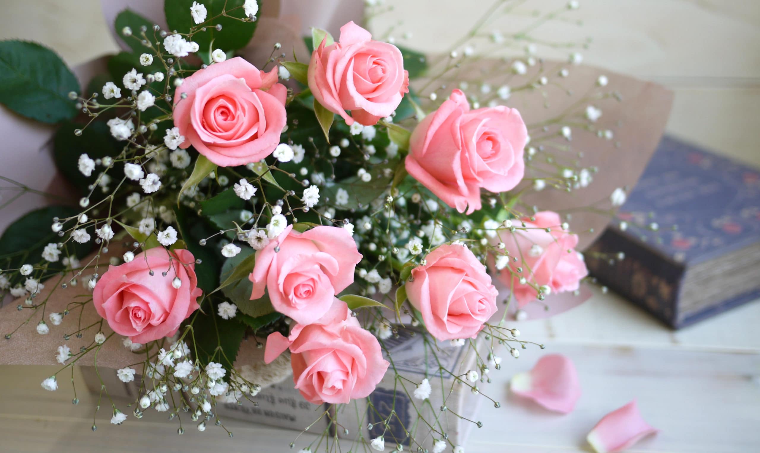 プロポーズや記念日に ピンクのバラとかすみ草の花束 株式会社 ジェルフラワー