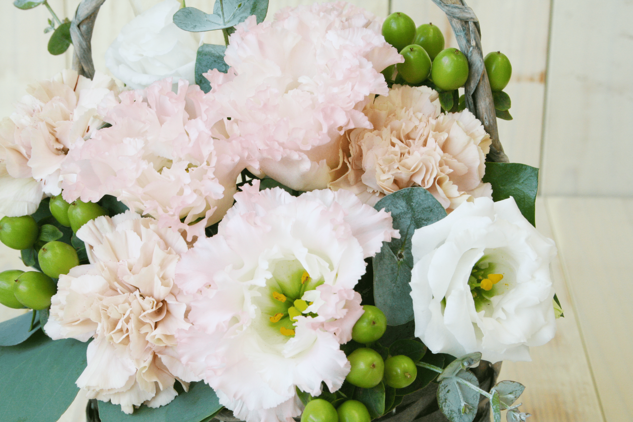 バスケットアレンジ トルコキキョウのバスケットアレンジ - フラワーギフトなら株式会社